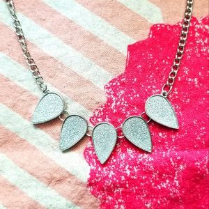 Sparling tear drop spikey nacklace!
